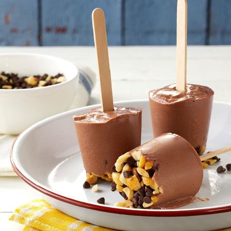 Chocolate Banana Pudding, Frozen Chocolate Bananas, Rocky Road Fudge, Fudge Pops, Banana Pops, Frozen Chocolate, Marshmallow Creme, Mousse Recipes, Popsicle Recipes