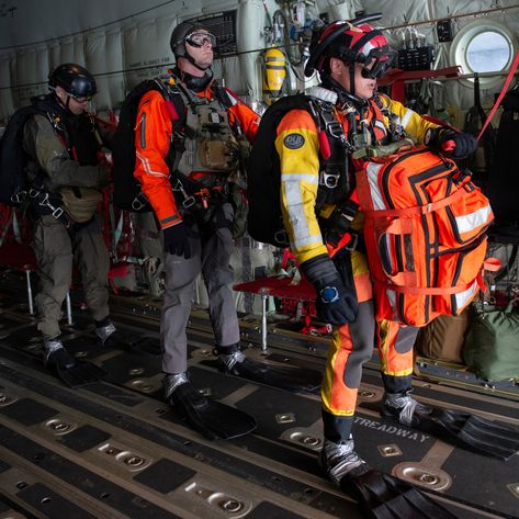 July in Alaska Sunset is about 2320hrs / 11:20pm and Sunrise is about 0450hr or 4:50am.  This gives you plenty of time for training.  Water jumps are still cold, check the Alaska Guard PJs from the 212th Rescue Squadron loaded up prior to the green light. #airnationalguard #combatrescue #pararescue #toml #airborne #waterjumps #militaryfreefall #combatdiver #waterrescue #specialtactics #usairforce #specialtactics #specialwarfareairmen Pararescue Pjs, Search And Rescue Gear, Coast Guard Rescue Swimmer, Alaska Sunset, Rescue Swimmer, Cool Tactical Gear, Coast Guard Rescue, Military Workout, Emergency Response Team