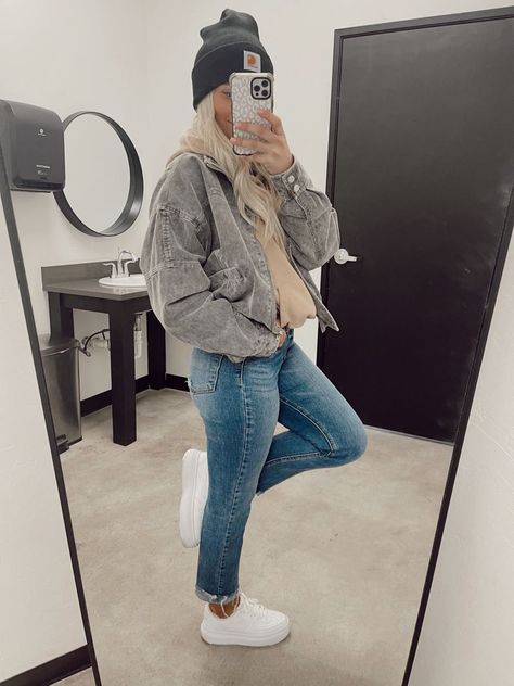 Fall Cosmetology Outfits, Cute Everyday Outfits With Jeans, Dinner Outfits Family, Cute Hiking Outfit Spring Cold Weather, Needtobreathe Concert Outfit, No Hole Jeans Outfit, 73 Degree Weather Outfit Spring, Country Mom Style, Hairstylist Outfits Winter