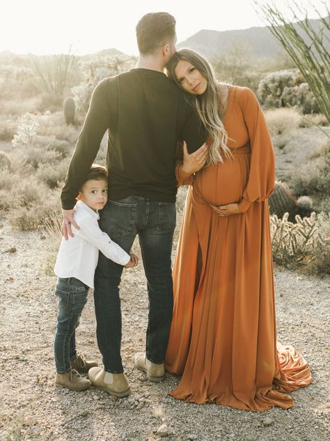 Family Photo Shoot Pregnant, Maternity Photo Shoot Ideas For Fall, Maternity Pics Family Of 3, Maternity Fall Photography Family, Family Maternity Photos Outfits, Rustic Boho Maternity Photos, Cute Family Maternity Pictures, Desert Maternity Shoot Couple, Make Up For Maternity Shoot