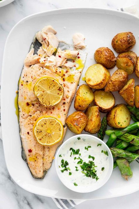 Sheet Pan Trout Asparagus and Potatoes is a simple, light, 40-minute weeknight dinner recipe. Easy to make and great for family dinners. Asparagus And Potatoes, Salmon And Asparagus, Weeknight Dinner Recipe, Think Food, Deilig Mat, Family Dinners, Health Facts, Dinner Recipe, Weeknight Dinner