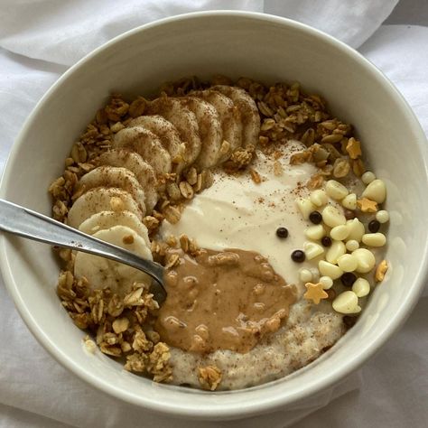 miss girl on Instagram: “a cosy bowl of oatmeal on a frosty morning 🍂🫶 for the base mix & microwave for 2 mins: 1/3 cup oats 1/3 cup milk 1/3 cup water mix…” Oatmeal Yogurt, Oat Bowls, Bowl Of Oatmeal, Frosty Morning, Miss Girl, Oatmeal Bowls, Breakfast Cups, Oatmeal Breakfast, Healthy Lifestyle Food