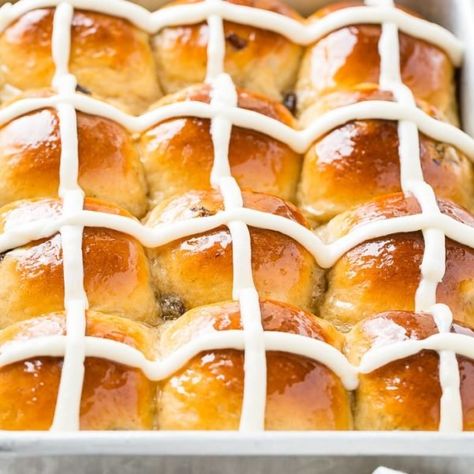 Ahhhh the traditional hot cross bun just got a face lift into, THE SOFTEST HOT CROSS BUNS recipe. You can totally eat them for breakfast. Or dessert. Or just because. I love food that has strong holiday meaning! Put these on your Easter menu! I devour these! #easter #recipe #buns #rolls #dessert #breakfast #raisins #hotcrossbuns #easterbreakfast #easterdessert #eastersidedish Easter Brunch Treats, Cross Buns Recipe, Hot Cross Buns Recipe, Hot Cross Bun, Easter Side Dishes, Easter Brunch Food, Easter Dinner Recipes, Buns Recipe, Hot Cross Buns