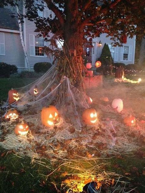 Creative Family-Friendly Halloween Ideas, Themed Yard Decorations Läskig Halloween, Diy Halloween Dekoration, Scary Halloween Decorations Outdoor, Scary Halloween Decorations Diy, Halloween Diy Outdoor, Halloween Outside, Halloween Decor Diy, Halloween Fest, Casa Halloween