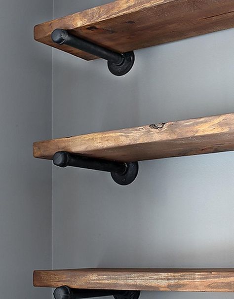 Wood Closet Shelves, Farmhouse Shelves, Decor Baie, Black Pipe, Diy Holz, Industrial Shelving, Estantes Flotantes, Closet Shelves, Rustic Farmhouse Decor