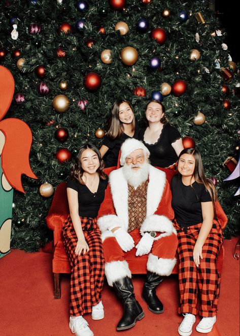 Mall Santa Photo Ideas, Santa Photos Outfit, Christmas Sleepover, Pictures With Santa, Wanna Recreate, Christian Photos, Christmas Bucket List, Photography Christmas, Christmas Bucket