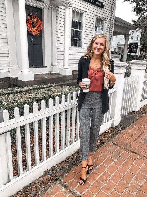 Fall work wear fashion. 10 fall outfits to create right now ~ Roses and Rain Boots Raining Day Office Outfit, Fall Business Casual Outfits, Work Attire Women, Stile Blair Waldorf, Adrette Outfits, Fest Outfits, Simple Fall Outfits, Professional Outfits Women, Business Casual Outfits For Work