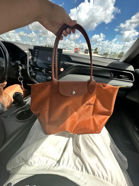 Totally recommended, easy to match with your outfits and perfect for traveling! On my first day using it i got so many complements <3 #longchamplepliage #longchamp #travelbag #purchase #elevated #elegantstyle Long Champ Outfit, Longchamp Style, Long Champ Le Pliage, Long Champ, Dream Bag, Longchamp Bag, What In My Bag, I Am The One, Elegant Style