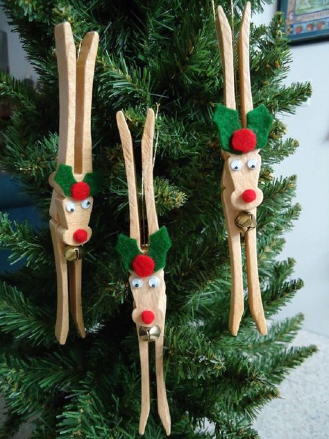 Two Wooden Skis With Christmas Decorations On Them 19E Closepin Crafts, Clothespin Reindeer, Clothespin Crafts Christmas, Reindeer Christmas Tree, Christmas Clothespins, Reindeer Craft, Kids Homemade, Diy Christmas Tree Ornaments, Kids Christmas Ornaments