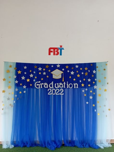 Primary School Graduation Decorations, Preschool Graduation Stage Decorations, Stage Decor For Graduation, Graduation Day Decorations For Preschool, Preschool Graduation Ideas Decorations Stage, Kindergarten Graduation Stage Decoration, Preschool Graduation Photo Backdrop, Kindergarten Graduation Photo Backdrop, Simple Stage Decorations For School