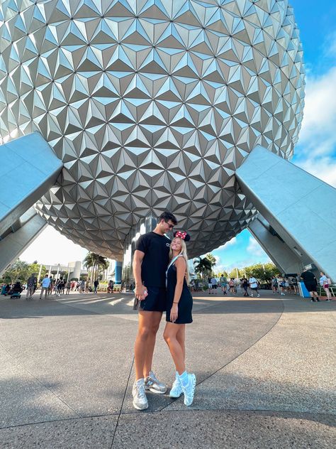 Miami Couple Outfits, Disney World Outfits Couples, Couple Outfits Disney, Disneyworld Couples Outfits, Disney Boyfriend Pictures, Universal Studios Outfit Couples, Disney World Birthday Pictures, Disney Trip With Boyfriend, Disney World Couples Outfits