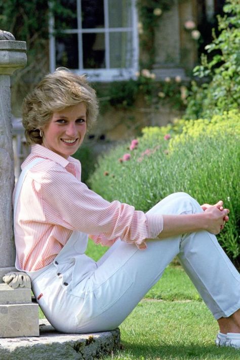 Prințesa Diana, Princess Diana Fashion, Jeans Trend, Princess Diana Family, Princess Diana Photos, Princess Diana Pictures, Reine Elizabeth Ii, Romantic Photos Couples, Princes Diana