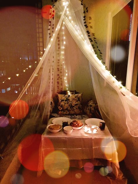 Apartment Balcony candle light dinner. At home. Diy Candle Light Dinner At Home, Candle Light Dinner At Home, Balcony Candles, Queen Bed Decor, Date Night Decor, Candle Light Dinner Ideas, Candle Night Dinner, Valentine Day Aesthetic, Bridal Room Decor