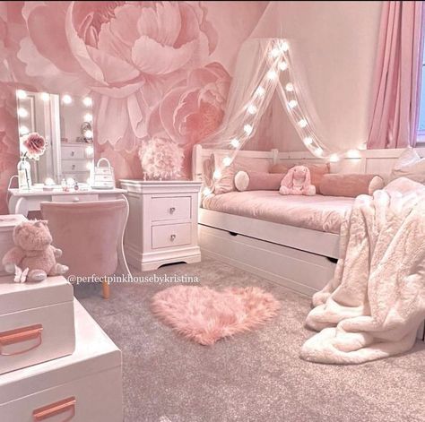 Light Pink Rooms, Girly Pink Bedroom, Dream Bedroom Inspiration, Gold Room, Pink Bedroom For Girls, Pink Bedroom Decor, Pink Room Decor, Room Makeovers, Classy Bedroom