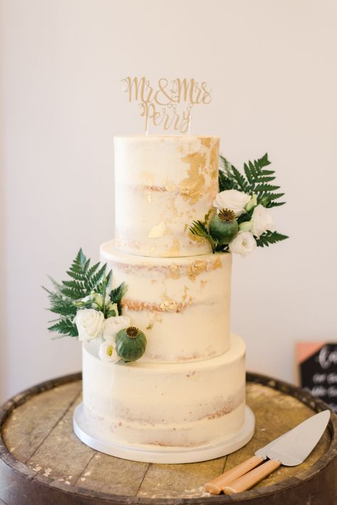 White And Gold Cake Simple, Wedding Cake Gold And White, Wedding Cake With Gold Foil, Gold Foil Wedding Cake, Gold Leaf Wedding Cake, Wedding Cake Gold Leaf, Gold And White Wedding Cake, Gold Leaf Cake, Katrina Wedding