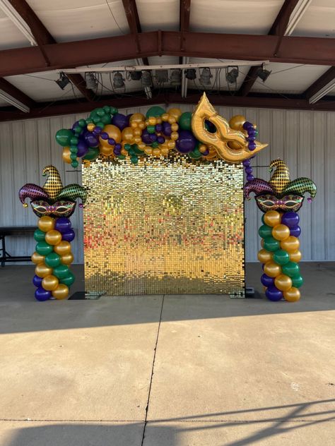 Madi Gras Theme Party, Marti Gras Prom Theme, Mardi Gras Carnival Theme Party, Mardi Gras Backdrop Photo Booths, Mardi Gras Float Decorations, Mari Gras Party Ideas, Simple Mardi Gras Decorations, Mardi Gras Auction, Masquerade Balloon Garland