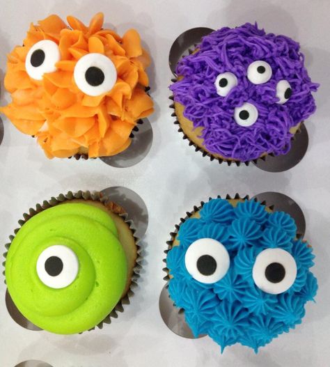 Halloween Pastries, Halloween Cupcake Design, Halloween Boxes, Birthday Cupcakes Boy, Funny Cupcakes, Scary Cakes, Halloween Donuts, Monster 1st Birthdays, Cupcake Decorating Tips