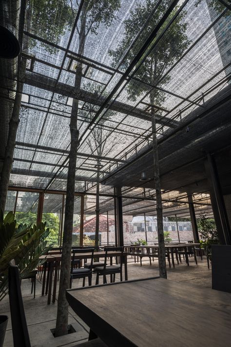 Greenhouse Cafe, Steel Restaurant, Cafe Concept, Tropical Architecture, Coffee Shops Interior, Restaurant Architecture, Outdoor Cafe, Garden Cafe, Coffee Shop Design