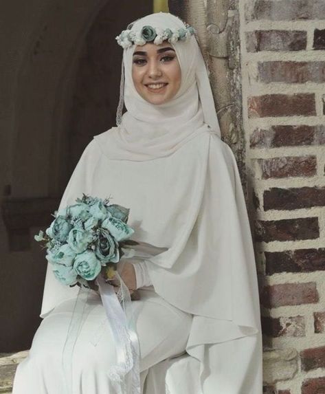 Check out these wedding Hijab styles that are stunning! Simple Muslim Wedding Dress, Muslim Wedding Dress Hijab Bride, Wedding Dress Hijab, Wedding Dresses Hijab Bride, Wedding Hijab Styles, Muslim Wedding Gown, Baju Kahwin, Hijabi Brides, Muslimah Wedding Dress