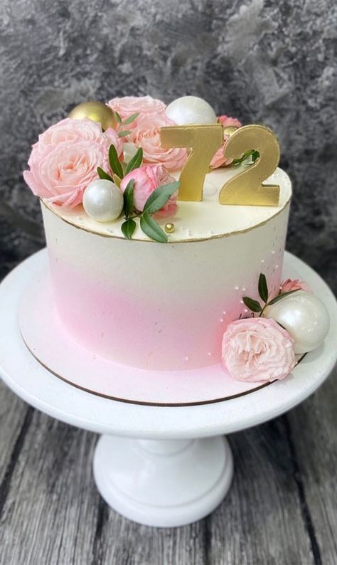 37 Pretty Cake Ideas For Your Next Celebration : Ombre cake with lollipops Two Tone Birthday Cake, Single Tier Birthday Cake For Women, 72nd Birthday Cake For Women, 72 Birthday Cake, Two Tone Cake, Pretty Cake Ideas, Birth Cakes, 72nd Birthday, Pink Cakes