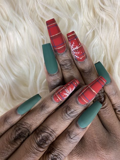 Green , red, nails Solid Color Christmas Nails, Green Red Nails, Green And Red Nails, Green And Red Christmas Nails, Christmas Nails Red And Green, Christmas Plaid Nails, Red And Green Christmas Nails, Red Black Nails, Round Nail Designs