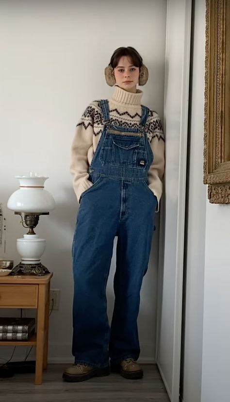 Overalls Outfit Winter, Dungarees Outfit, Kate Brock, Dungaree Outfit, Cold Fashion, Uni Outfits, Outfit Invierno, Cold Outfits, Cold Weather Fashion