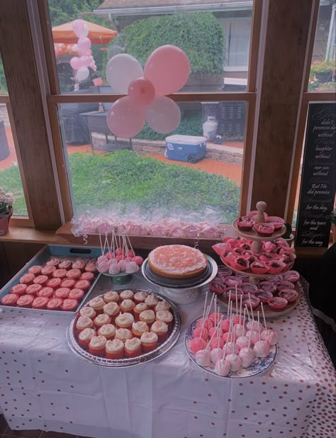 Grad Party Aesthetic Pink, Pink Sweet 16 Outdoor, 2023 Graduation Party Ideas Pink, Pink High School Graduation Party, Grad Party Sweet Table, All Pink Graduation Party, Beauty School Graduation Party, Graduation Party Decor Pink, Graduation Party Ideas Pink And White