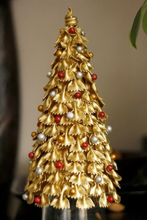 Pasta Crafts, Christmas Tree Crafts, Handmade Christmas Decorations, Christmas Ornament Crafts, Tree Crafts, Diy Christmas Tree, Christmas Crafts For Kids, Gold Christmas, Homemade Christmas