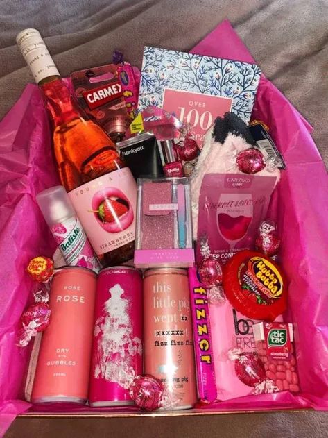 18th Birthday Gifts For Best Friend, Valentines Gift For Boyfriend Baskets, Pink Gift Basket, Christmas Gift Baskets Diy, Girl Gift Baskets, Gifts For Best Friend, Birthday Basket, Bff Birthday Gift, Cute Gifts For Friends