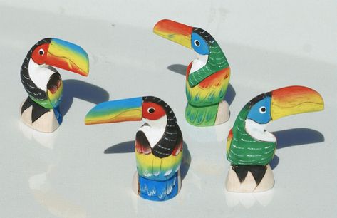 Tucanes pequeños tallados a mano de madera balsa y pintados a mano Tiki Art, Ecuador, Parrot, Wind Sock, Dinosaur Stuffed Animal, Hand Carved, Figurines, Auction, Birds