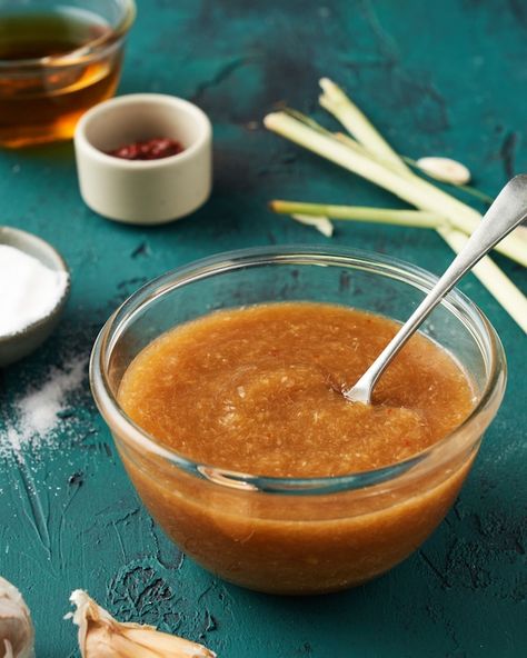 Lemongrass Marinade Vietnamese, Lemongrass Marinade, Lemongrass Sauce, Lemongrass Recipes, Thai Chicken Satay, Marion Grasby, Lemongrass Chicken, Vietnamese Style, Garlic Marinade