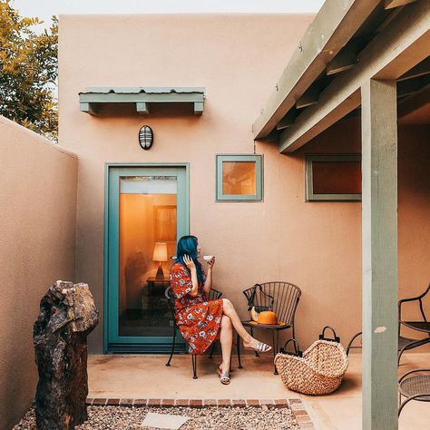 14 Hotspots Not to Be Missed While in Santa Fe Santa Fe Fashion, Sante Fe New Mexico, New Mexico Road Trip, Travel New Mexico, Adobe House, Santa Fe Style, Sante Fe, Travel Budget, Corner Fireplace