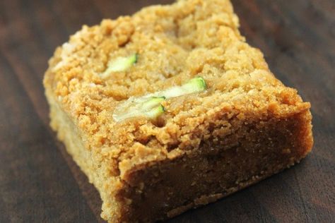 17 Clean Eating Snacks Under 150 Calories Zucchini Blondies, Zucchini Dessert, Blondie Recipe, Blondies Recipe, Carb Snacks, Shredded Zucchini, Low Calorie Snacks, Recipe Healthy, Low Carb Snacks