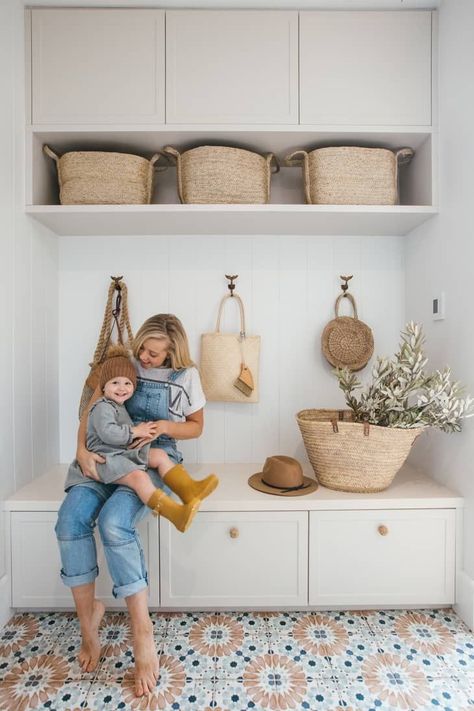 Garderobeløsning Gang, Kyal And Kara, Stone Feature Wall, Mud Room Entry, Modern Coastal Home, Mudroom Decor, Hal Decor, Mud Room Storage, Mudroom Design