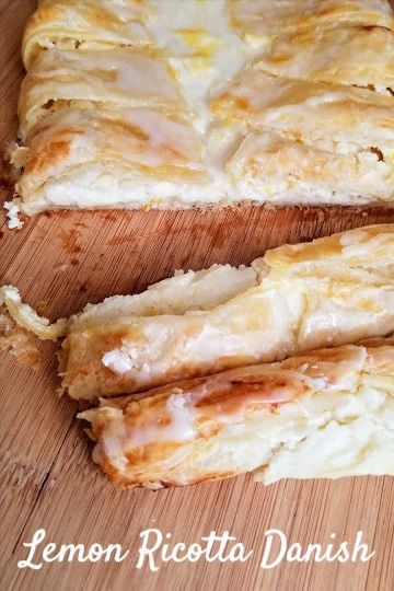 No fuss, no muss... simple #lemon #ricotta #danish using store bought puff pastry. You won't believe how easy and delicious it is! Serve it for #breakfast, #brunch or #dessert. Riccota Cheese Recipes, Ricotta Cheese Desserts, Cheese Dessert Recipes, Fresh Lemon Recipes, Recipe Using Ricotta, Phyllo Recipes, Ricotta Cheese Recipes, Puff Pastry Filling, Food Recipes Easy