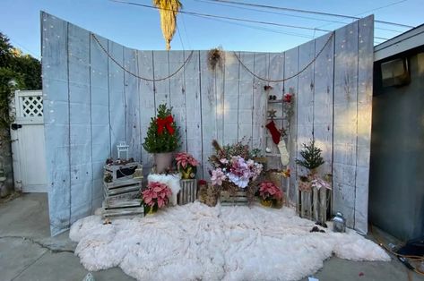 Christmas Photo Opportunity Ideas, Christmas Photo Backdrop Ideas Diy Outdoor, Diy Christmas Photo Backdrop Outdoor, Diy Christmas Photo Backdrop Indoor, Easy Holiday Photo Backdrop, Santa Backdrop Ideas, Outside Christmas Photoshoot Ideas, Outdoor Christmas Photoshoot Setup Diy, Outdoor Christmas Shoot Ideas