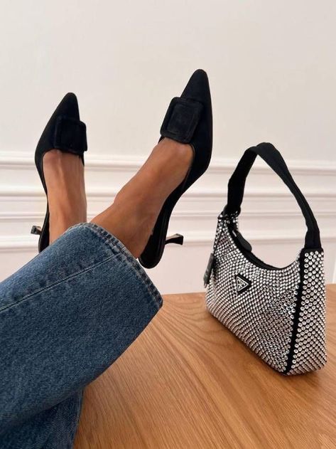 Manolo Blahnik Maysale Mules Outfit, Manolo Maysale Outfit, Manolo Blahnik Mules Outfit, Manolo Blahnik Maysale Outfit, Lurum Manolo Blahnik, Malano Blahnik, Manolo Blahnik Shoes Outfit, Manolo Heels, Manolo Blahnik Lurum