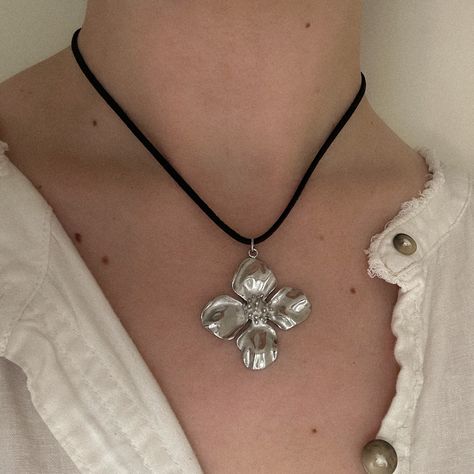 Cord Pendant Necklace, Flower Necklace Outfit, Black String Necklace, String Heart, Suede Cord Necklace, Necklace String, String Necklace, Necklace Outfit, Black Cord Necklace