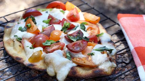 3 Ways Naan Can Elevate A Backyard BBQ – Stonefire Authentic Flatbreads Barbeque Chicken Grilled, Pesto Flatbread Pizza, Pizza Crust Recipes, Caprese Pizza, Naan Pizza Recipes, Taco Spaghetti, Naan Pizza, Naan Recipe, Slow Cooker Beef Stew