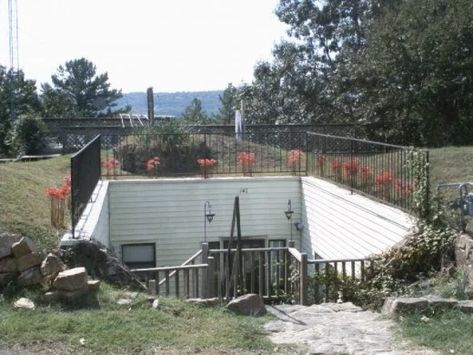 Underground Living, Earth Sheltered Homes, Underground House, Earthship Home, Earth Sheltered, Underground Homes, Unusual Homes, Cob House, Earth Homes