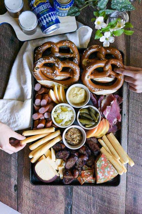 Octoberfest Snack Board - www.hungrytravelingmama.com German Board Food, Beer Board Ideas, Octoberfest Charcuterie Board, Oktoberfest Board, Octoberfest Recipes, Oktoberfest Menu, Charcuterie Lunch, Beer Bratwurst, Octoberfest Party