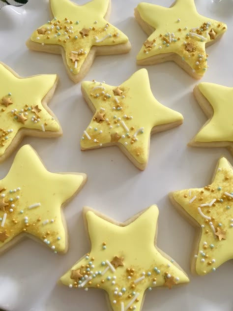 How To Decorate Star Christmas Cookies, Star Iced Cookies, Star Decorated Sugar Cookies, Star Shaped Cookies Decorated, Under The Stars Cookies, Star Themed Cookies, Star Cookies Aesthetic, Star Cutout Cookies, Decorating Star Cookies