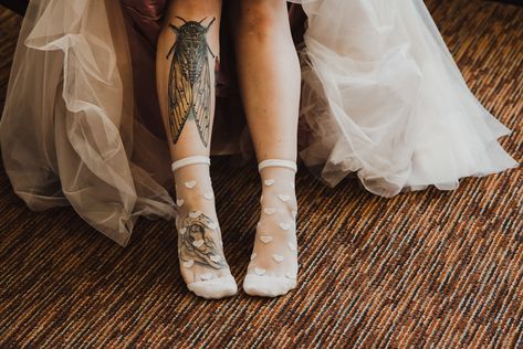 Alternative Bride Shoes, Wedding Socks Bride, Bridal Socks, Ghost Town Wedding, Alternative Wedding Inspiration, Wedding Shooting, Wedding Socks, Colourful Hair, Heart Socks