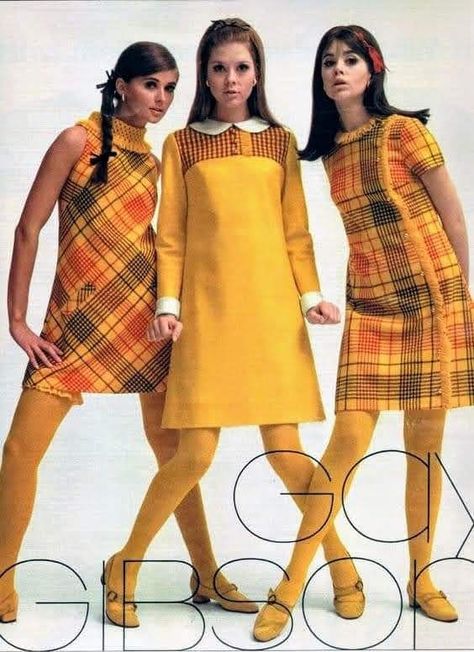 70s Outfits Aesthetic, Boho Grunge Fashion, 1967 Fashion, Colleen Corby, Minimalist Moda, Fashion Accessories Trends, 60s And 70s Fashion, Family Photo Shoot, 80s And 90s Fashion