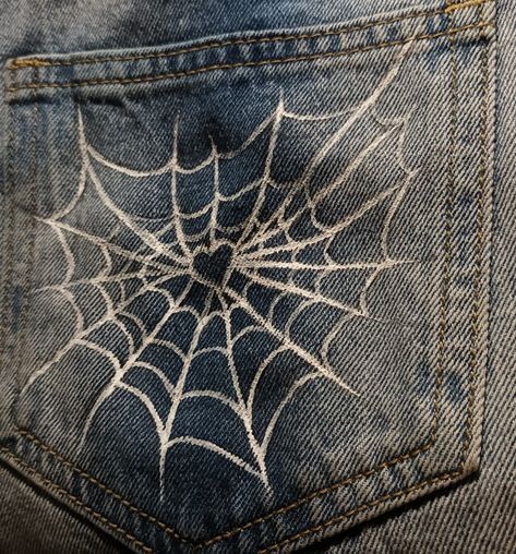 сердечко из паутины(рисунок на штанах) Upcycling, Patchwork, Designs To Draw On Pants, Y2k Bleached Jeans, Bleached Black Pants, Paint On Pants Ideas, Painted Jeans Y2k, Spiderman Jeans, Bleached Pants Design