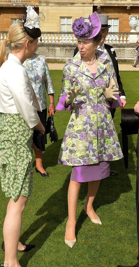 The Princess Royal, 64, opted for coat and dress in bold purple and green hues, teamed with a lilac hat British Garden Party, Buckingham Palace Garden Party, Princesa Anne, Princesa Margaret, Royal Garden Party, Buckingham Palace Gardens, Garden Party Outfit, Fashion 1990s, Princesa Real