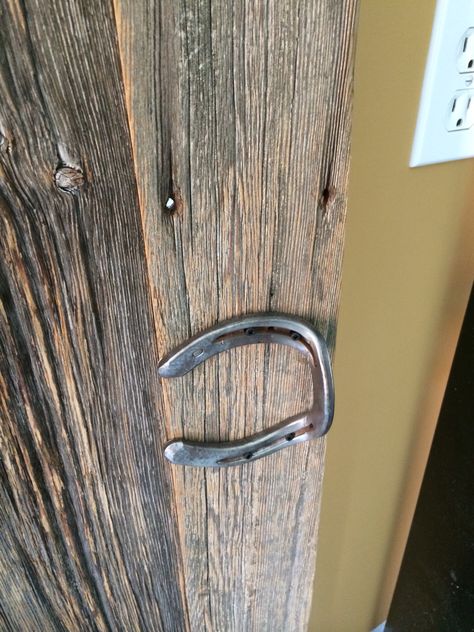 Horse Shoe Door Handle, Barnwood Projects, Wood Crafts Furniture, Horseshoe Crafts Projects, Horseshoe Projects, Wood Barn Door, Barn Wood Crafts, Barn Wood Projects, Wood Barn