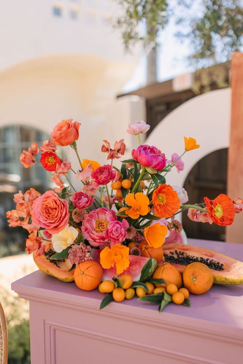 A Beautiful & Colorful Outdoor Cinco de Mayo Dinner • Beijos Events Cinco De Mayo Party Ideas, Orange And Pink Wedding, Recipes Drinks, Orange Wedding Flowers, Fleur Orange, Bright Florals, 100 Layer Cake, Flower Party, Mexican Wedding