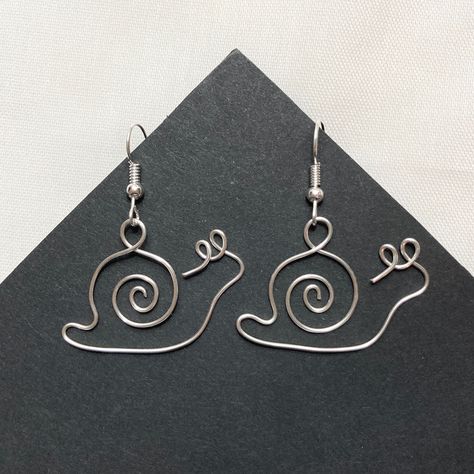 Wire Wrapped Earrings Simple, Metal Wire Earrings, Wire Art Earrings, Simple Wire Earrings, Snail Earrings, Cottagecore Earrings, Wire Jewelry Earrings, Astuces Diy, Wire Jewelry Designs