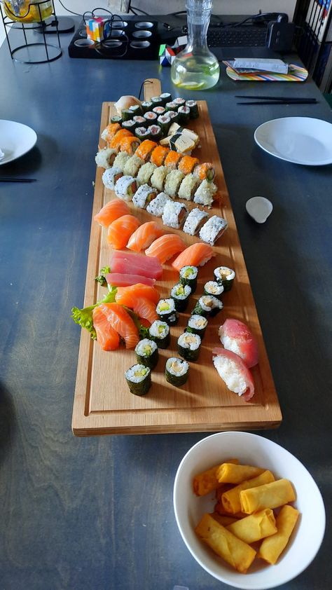 Charcuterie Board Ideas Sushi, Sushi Boards For Parties, Sushi Grazing Board, Sushi Platter Parties, Charcuterie Board Sushi, Sushi Platter Presentation, Sushi Charcuterie Board Ideas, Sushi Board Ideas, Sushi Party Ideas Table Settings